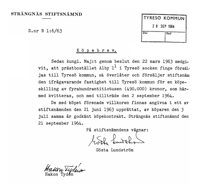 Köpebrevet från 1964 där Strängnäs stiftsnämnd överlåter prästbostället Alby 1:1 till Tyresö kommun, med kommunens inskrivningsstämpel.
