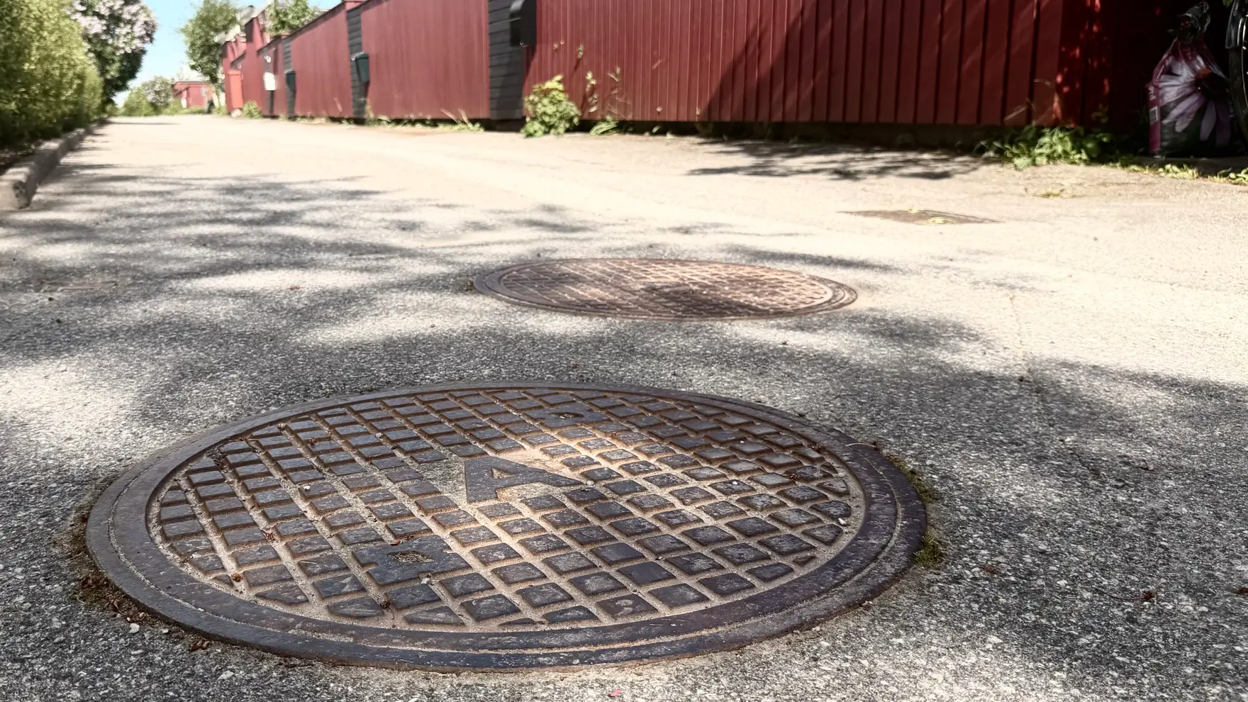 Brunnslock för dagvatten och avlopp på en gång i Krusboda.