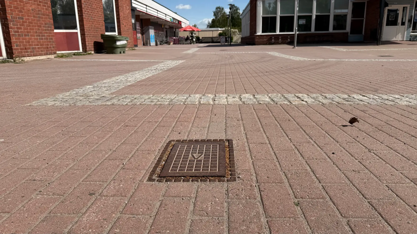 Vattenbrunnslock på torget i Krusboda centrum.